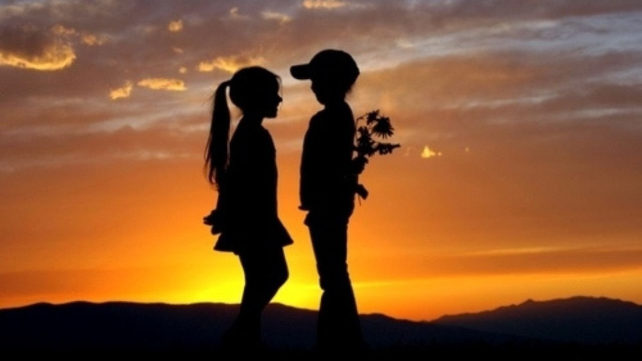 Love Shayari: दिल की गहराइयों से निकली भावनाओं की सुंदर अभिव्यक्ति