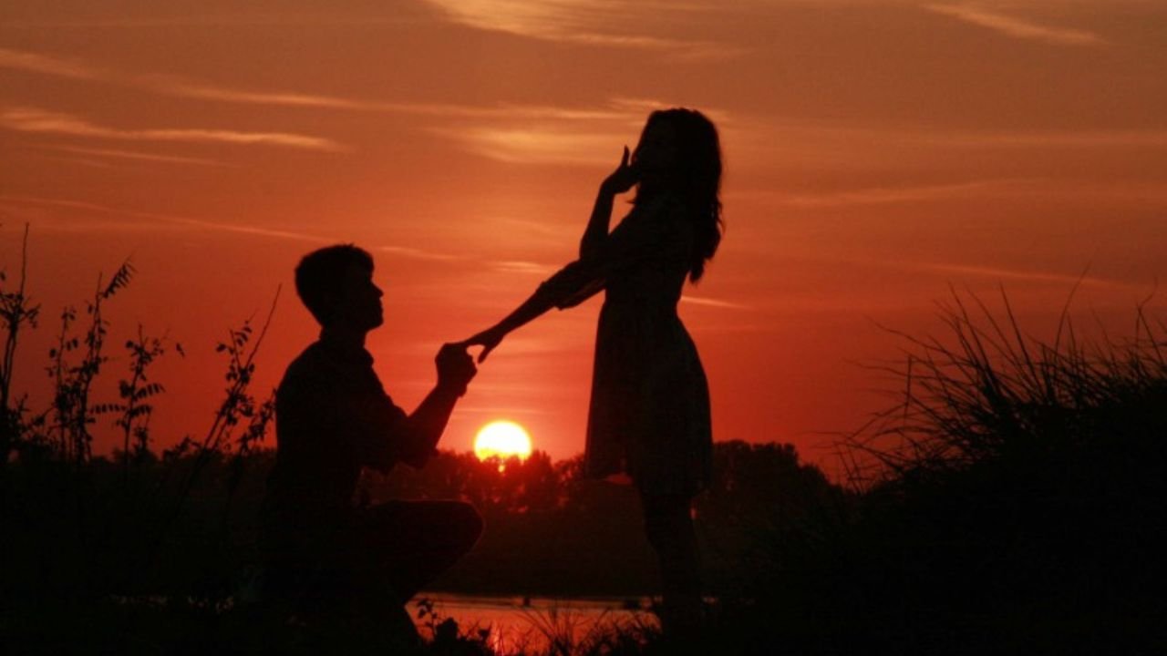 Love shayari: दिल की धड़कनों में बसा प्यार