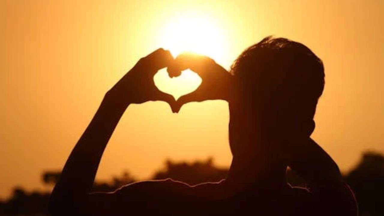 Love Shayari: दिल को छू जाने वाली 15 बेहतरीन प्यार भरी शायरी संग्रह यहाँ