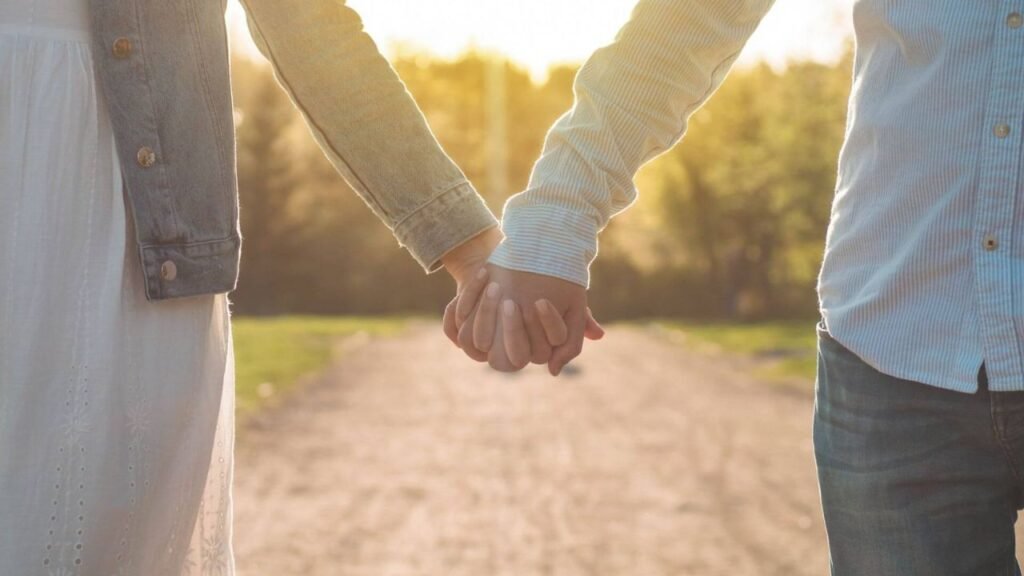 Love Shayari: दिल को छू जाने वाली 10 खूबसूरत प्रेम शायरी संग्रह