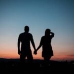 Love Shayari: रोमांस और इश्क़, दिल को छू लेने वाली दस प्यारी शायरी