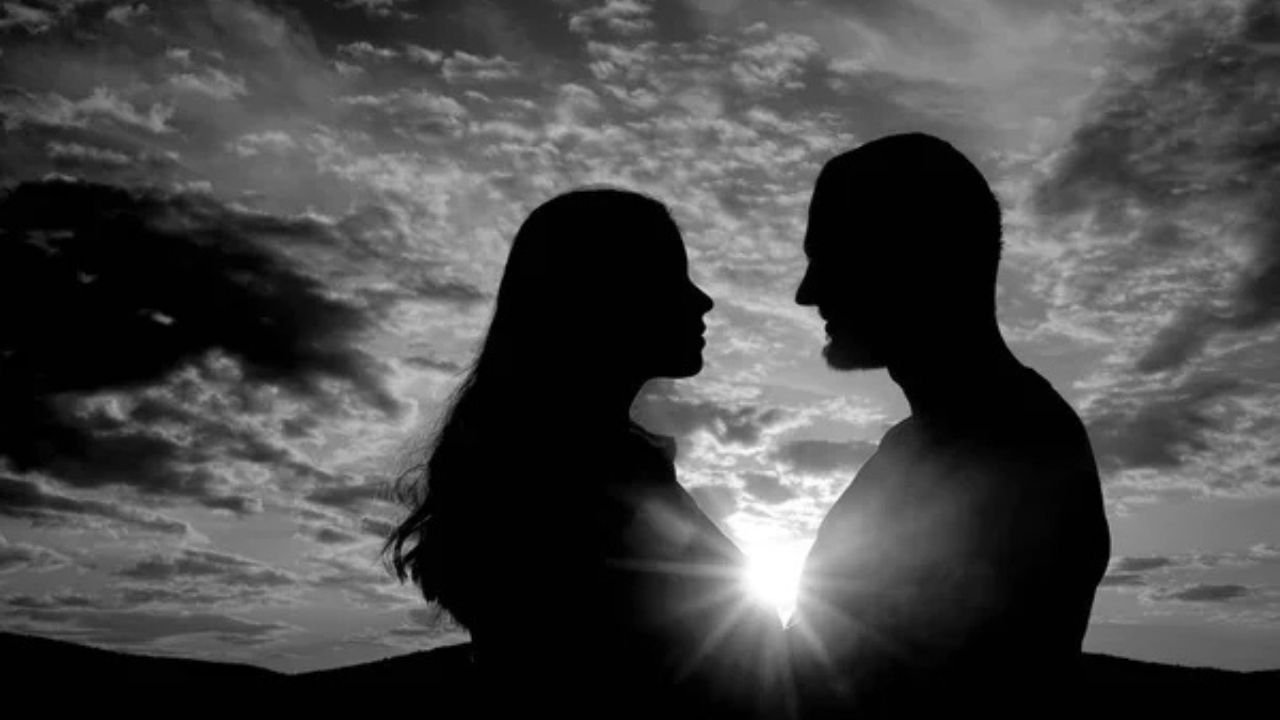 Love Shayari: प्यार और इश्क़ की दुनिया, 10 बेहतरीन रोमांटिक शायरी संग्रह