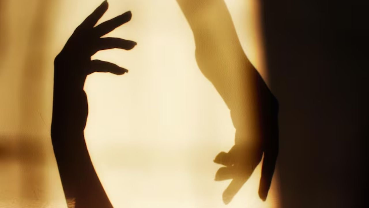 Love Shayari: प्यार की वो शायरियाँ जो दिल को छू जाएँगी, पढ़ते ही किसी खास की याद आ जाएगी