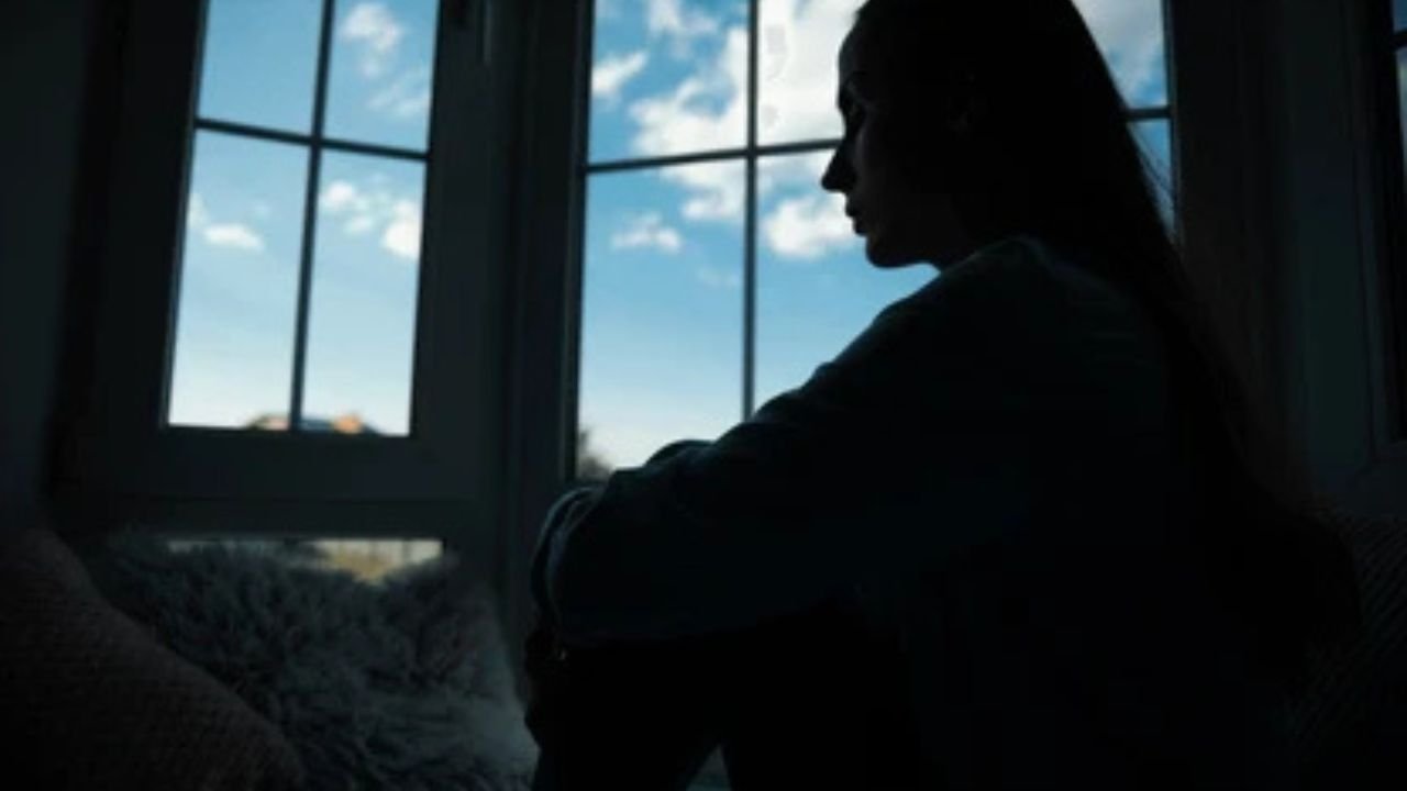 Sad Shayari: 10 दिल दहला देने वाली दुखद शायरी जो गहरे दर्द, खोए हुए प्यार और खामोश आँसुओं को बयां करती हैं