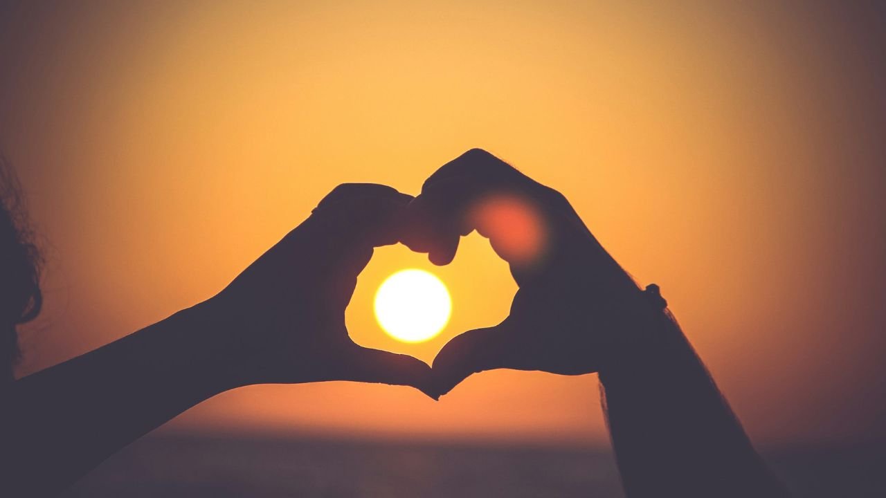 Love Shayari: दिल की बातें, इश्क़ के एहसास, 10 रोमांटिक शायरी 4 पंक्तियों में